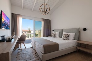 Ropa de cama de alta calidad y caja de seguridad en la habitación 