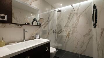 Luxury Studio Suite | Bathroom | Shower, rainfall showerhead, hair dryer, slippers