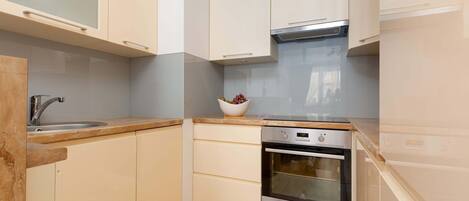 Kühlschrank, Mikrowelle, Ofen, Herdplatte