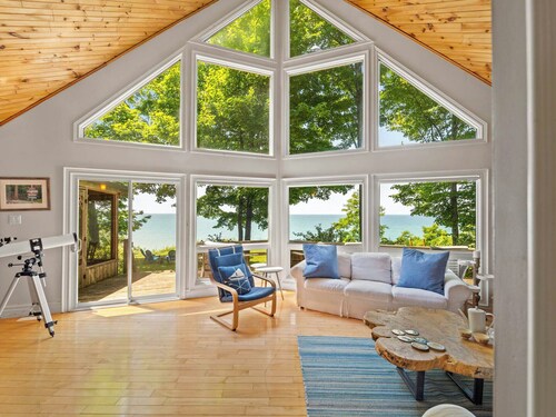 Blue Bluff Beauty - King Bed, Private Lake Access