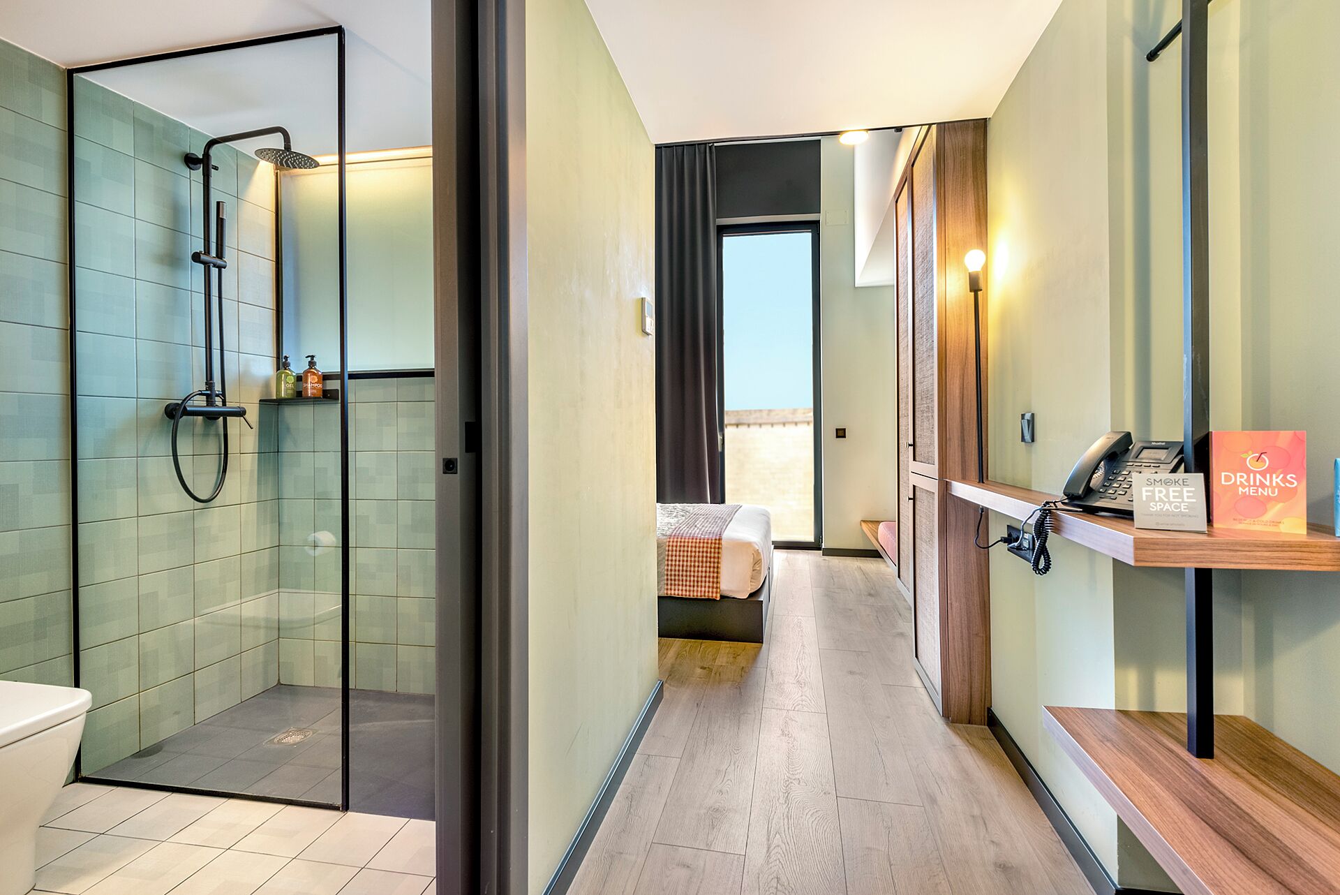 Luxe beddengoed, een minibar, een kluis op de kamer