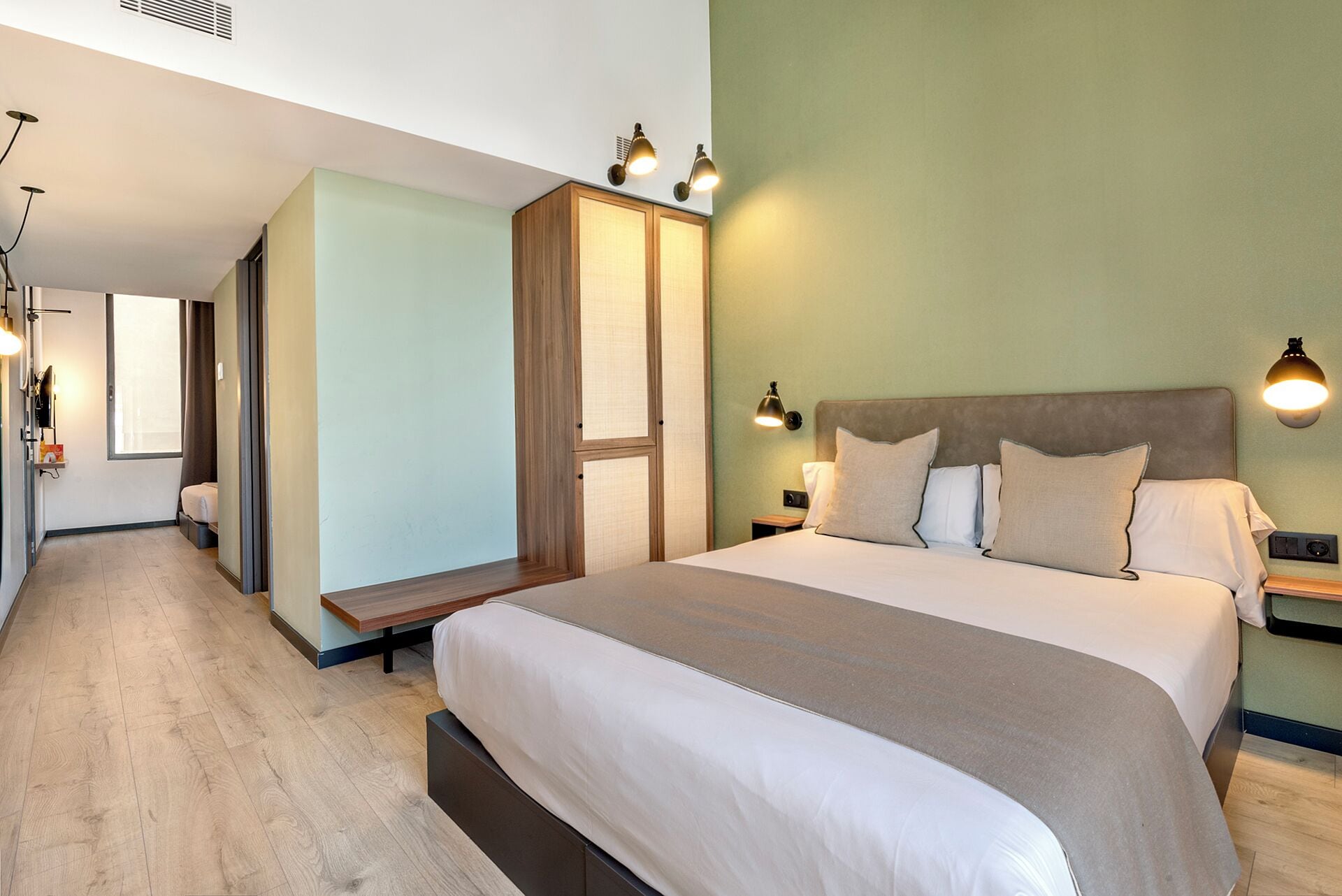 Comfort driepersoonskamer | Luxe beddengoed, een minibar, een kluis op de kamer