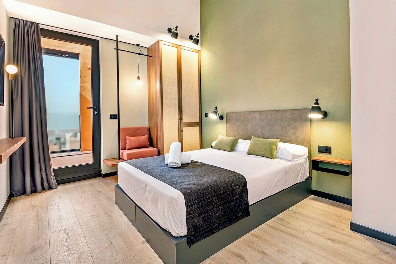 Superior tweepersoonskamer | Luxe beddengoed, een minibar, een kluis op de kamer