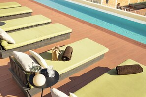 Outdoor pool, open 9:00 AM to 10:00 PM, sun loungers - Hotel Orangine (L'Hospitalet de Llobregat)