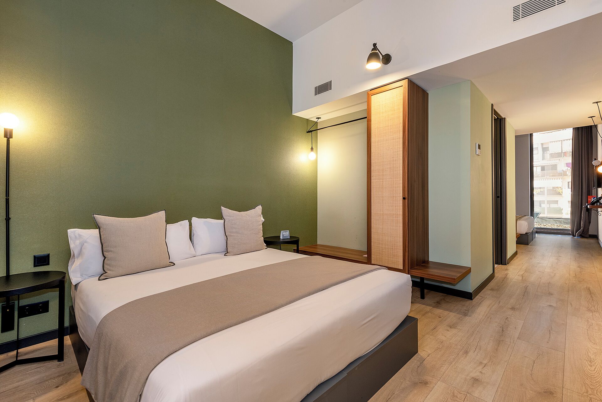 Comfort vierpersoonskamer | Luxe beddengoed, een minibar, een kluis op de kamer