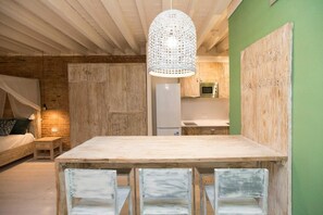 Superior Apartment | Private kitchen | Electric kettle, cleaning supplies - La Bodega Suites (L'Hospitalet de Llobregat)