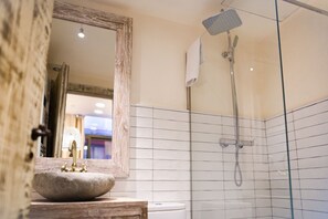 Shower, towels - La Bodega Suites (L'Hospitalet de Llobregat)