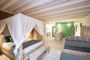 In-room safe, blackout curtains, soundproofing, iron/ironing board - La Bodega Suites (L'Hospitalet de Llobregat)