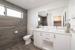 Douche, sèche-cheveux, serviettes fournies, savon