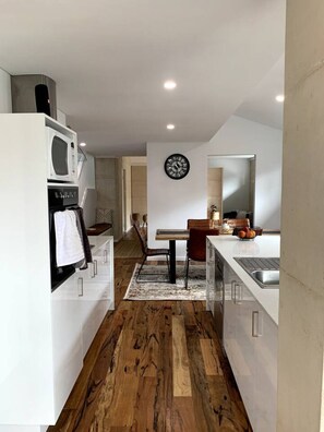 冷蔵庫、電子レンジ、オーブン、コンロ