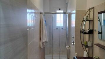 Secadora de cabello, toallas, jabón, papel de baño