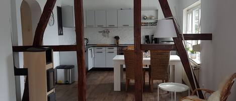 Réfrigérateur, plaque de cuisson, lave-vaisselle, cafetière/bouilloire