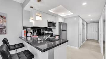 Geladeira, micro-ondas, fogão, cooktop