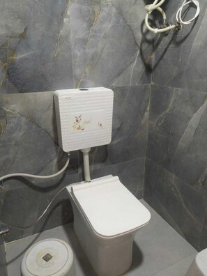 Habitación Deluxe | Baño | Tina con regadera, tina con aguas termales, regadera tipo lluvia