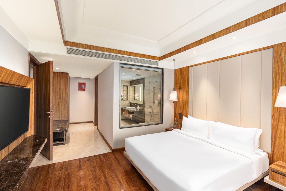 Minibar, caja de seguridad en la habitación y escritorio 