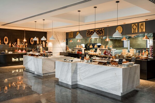 2 restaurants, lunch, dinner served; Indian cuisine