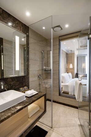 Rainfall showerhead, eco-friendly toiletries, hair dryer, bathrobes - Radisson Bhopal (Bhopal)