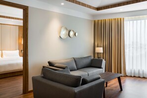 Habitación ejecutiva | Minibar, caja fuerte, escritorio y espacio para trabajar con un portátil