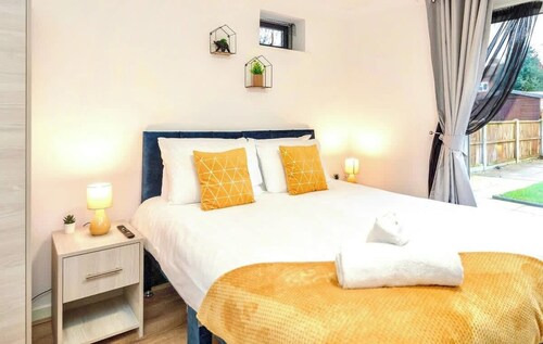 Garden Studio by Luton Airport, Free Parking