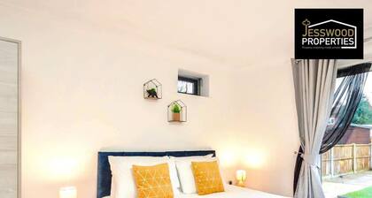 Bright Garden Studio w/ Free Parking & WiFi