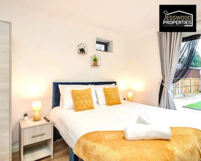 Bright Garden Studio w/ Free Parking & WiFi