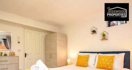 Cosy Ground Floor Studio | Parking | Garden | WIFI