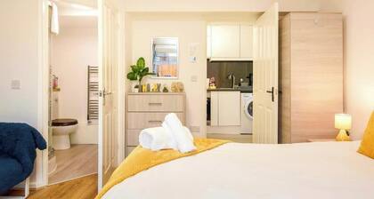 Bright Garden Studio w/ Free Parking & WiFi