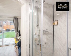 Regadera y secadora de cabello