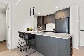 Frigorifero, microonde, forno, piano cottura