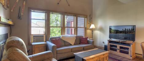 Smart TV, fireplace