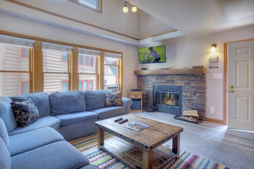The Blue Bear | Trails, Golf, Pool & Hot Tub - Near Town