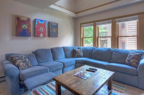 Smart TV, fireplace - The Blue Bear (#9) | Near FLC, Town, Trails & Golf - Pool & Hot Tub (Durango)