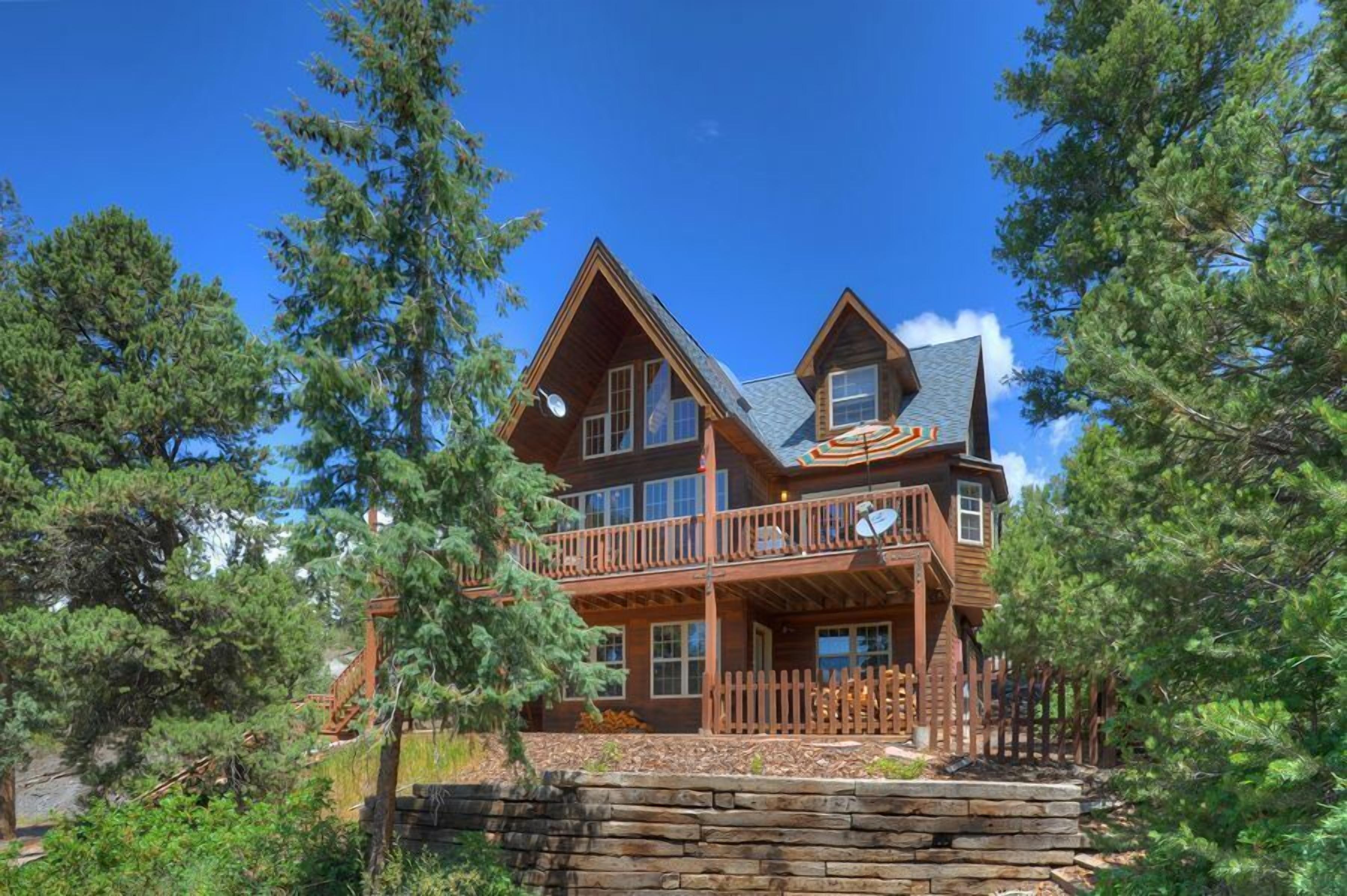 Pet Friendly home on 3 Acres - Views  - Fire Pit - 9 Minutes from DGO
