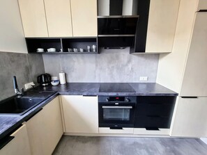 Departamento, 1 habitación, balcón | Cocineta privada | Lavavajillas y utensilios de cocina 