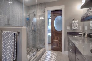 Combined shower/tub, hair dryer, towels