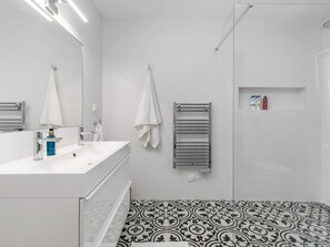 Shower, hair dryer, towels