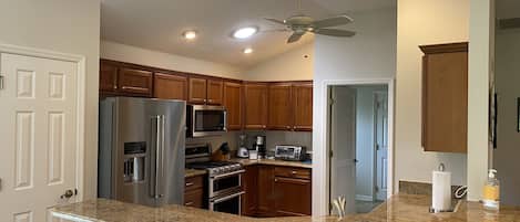 Refrigerador, microondas, horno, placa de cocina