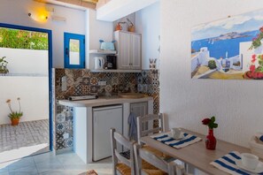 Kühlschrank, Wasserkocher mit Kaffee-/Teezubehör, Toaster, Kaffeemühle