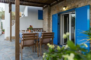 Outdoor dining - Agnanti Beach Apartments (Stegna, Rhodes)