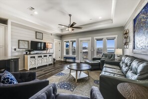 テレビ、DVD プレーヤー、テーブルサッカー台、卓球台