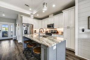 冷蔵庫、電子レンジ、オーブン、コンロ