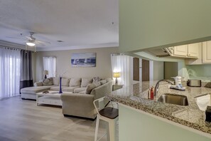Eine moderne Wohnung mit Wohnzimmer, Küche und Essbereich.