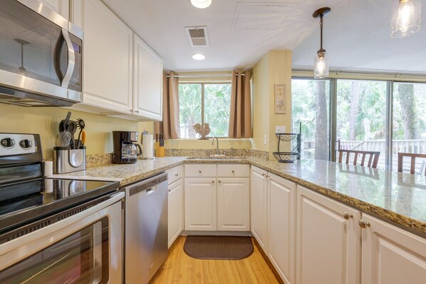 Fridge, microwave, stovetop, dishwasher