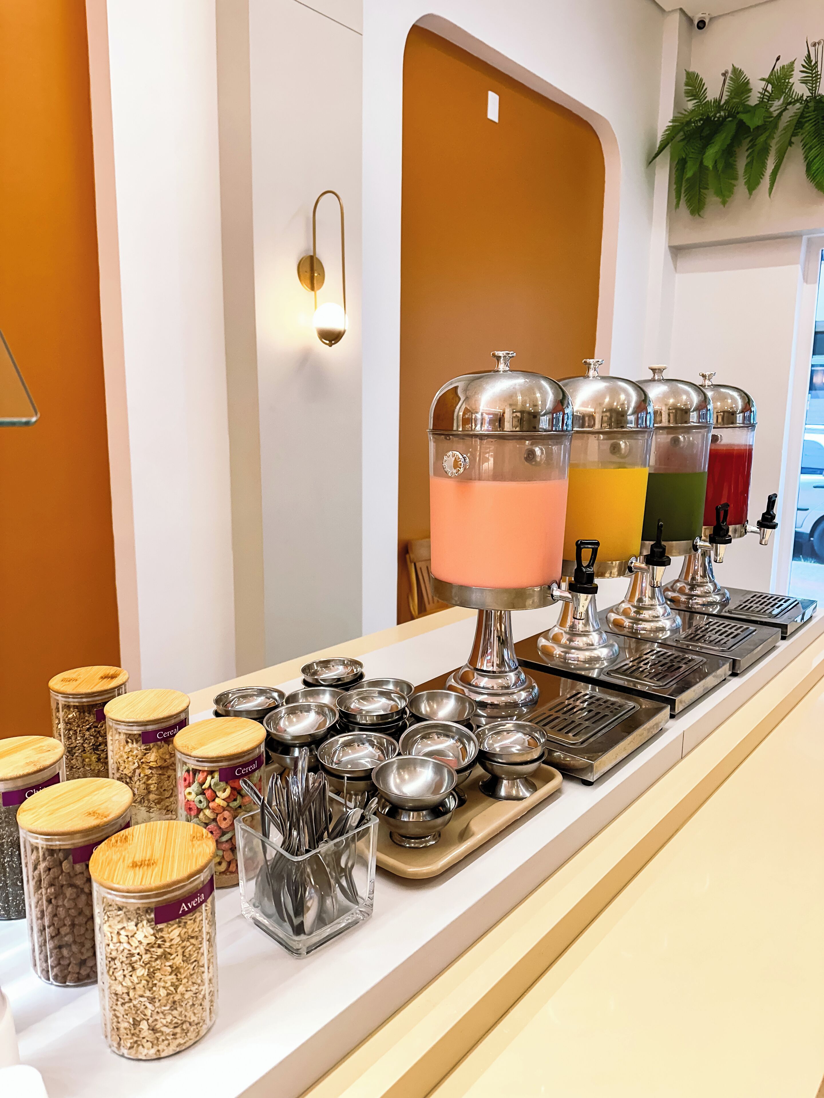 Café da manhã com buffet grátis todos os dias