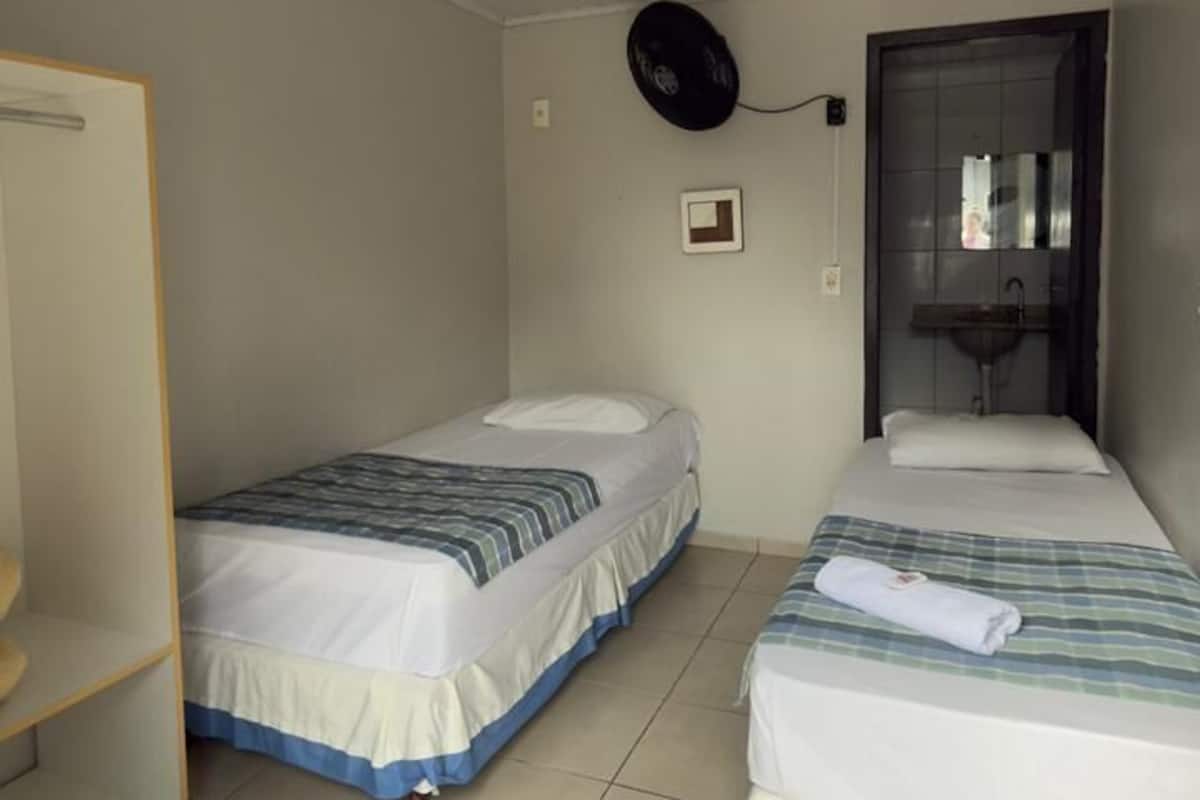 Standard Twin Room | Desk, WiFi (free), bed sheets