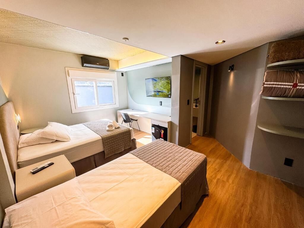 Escritorio, wifi gratis y ropa de cama 