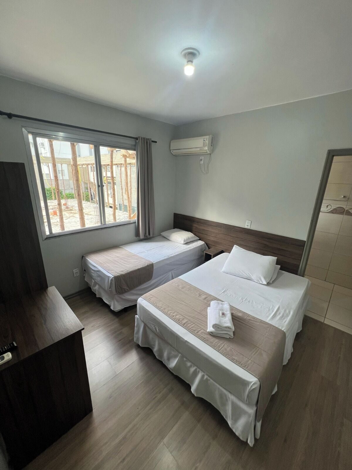 Escritorio, wifi gratis y ropa de cama 