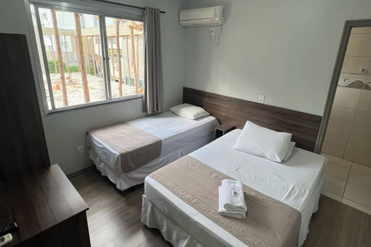 Habitación superior con 1 cama doble o 2 individuales | 1 dormitorio, escritorio, wifi gratis y ropa de cama