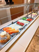 Café da manhã com buffet grátis todos os dias