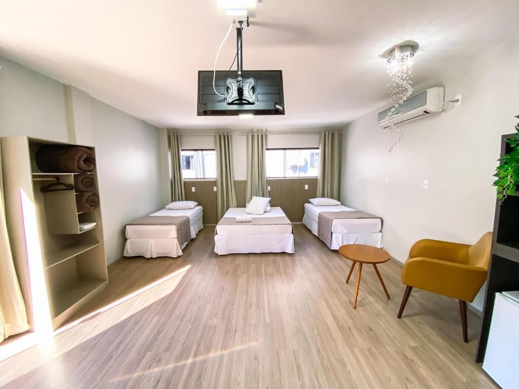 Escritorio, wifi gratis y ropa de cama 